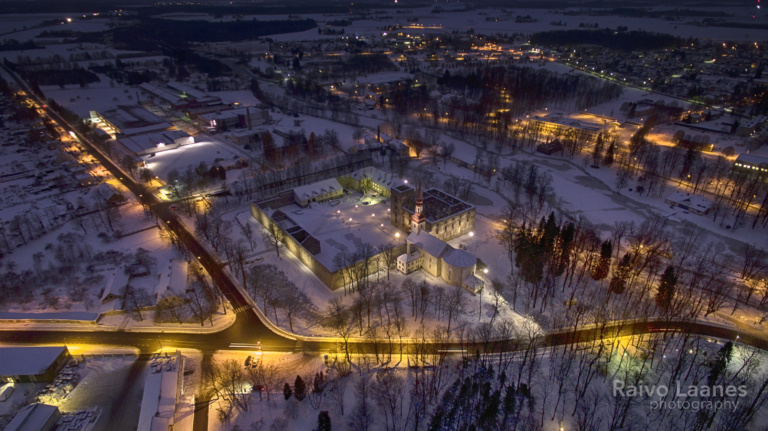 Tulede paistel lossivaremed ja kirik