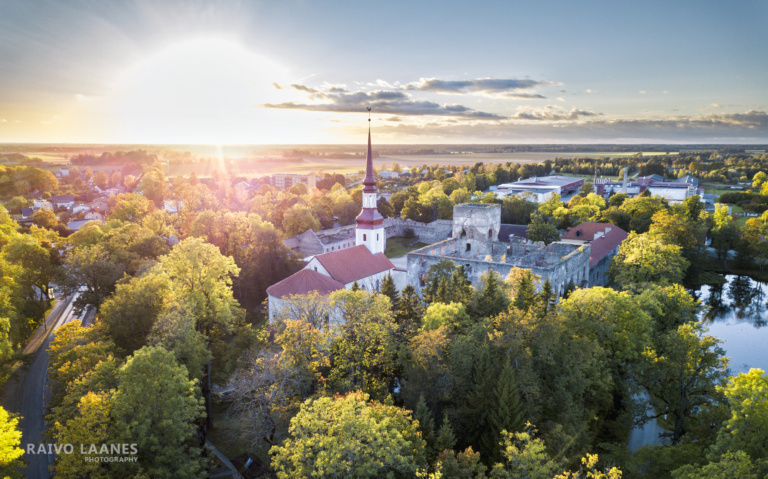 Sügisene päikeseloojang Põltsamaal