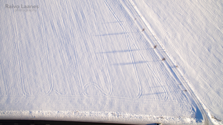 Jäljed lumisel põllul