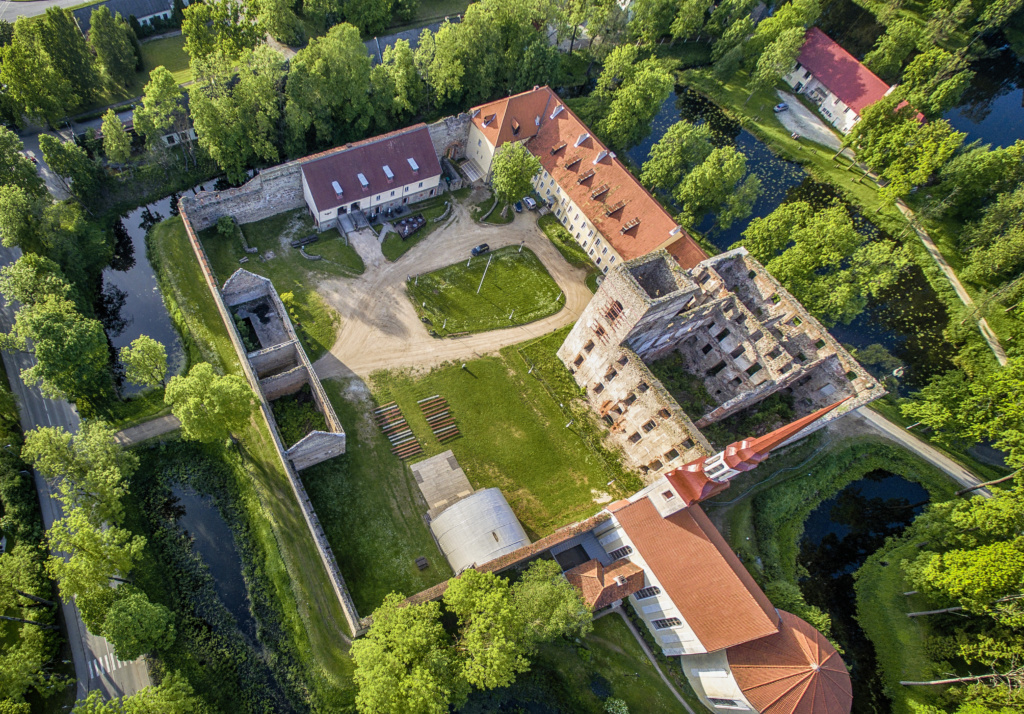 Põltsamaa lossihoov