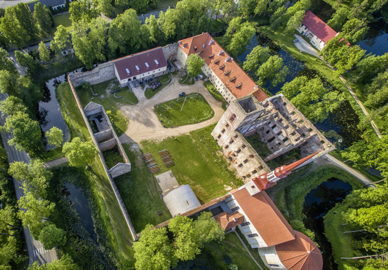 Põltsamaa lossihoov