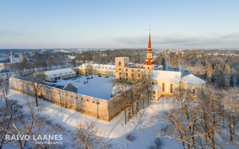 Põltsamaa kirik ja lossihoov